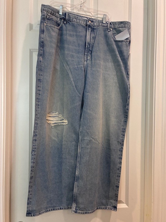 Good American Denim - Good American Faded Blue Relaxed Straight Jeans with Distressed Knee